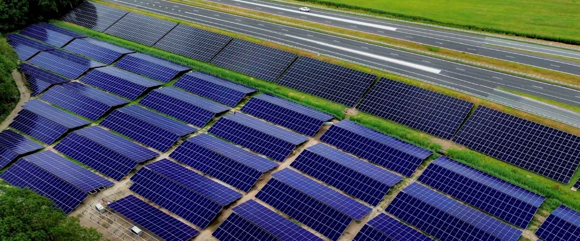 Zonnepark langs de snelweg op de Afsluitdijk